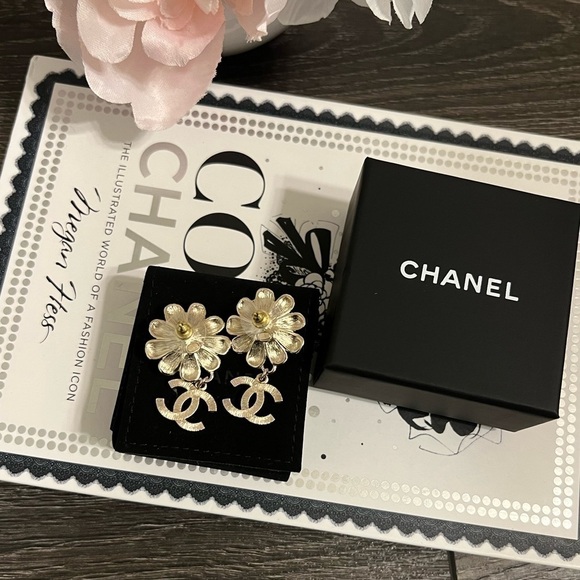 CHANEL 22K Flower CC Crystal Drop Earrings - AUTH - Picture 5 of 10